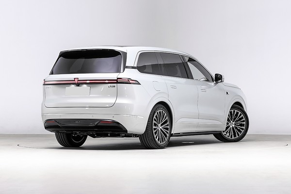 Changan раскрыл оснащение DEEPAL S09 для России: вид сзади сбоку