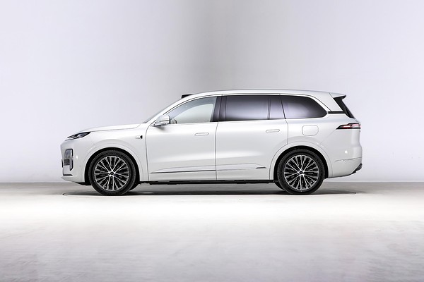 Changan раскрыл оснащение DEEPAL S09 для России: вид сбоку