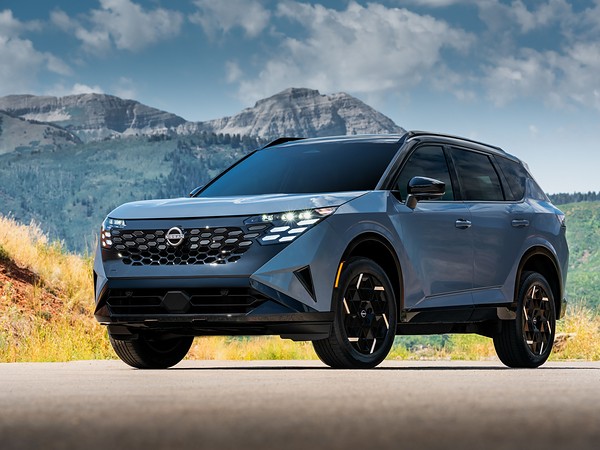 Nissan раскрыл цены и характеристики нового Rogue Hybrid: вид спереди сбоку на фоне гор