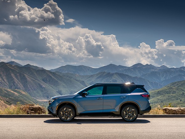 Nissan раскрыл цены и характеристики нового Rogue Hybrid: вид сбоку на фоне гор
