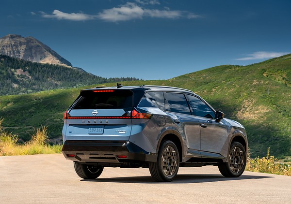 Nissan раскрыл цены и характеристики нового Rogue Hybrid: вид сзади сбоку у холмов