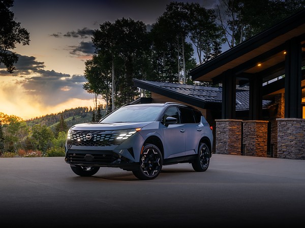 Nissan раскрыл цены и характеристики нового Rogue Hybrid: вид спереди сбоку на закате