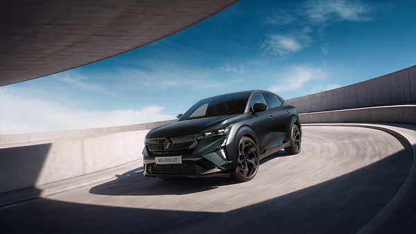 Renault представила ограниченную серию Rafale Hypnotic: вид спереди сбоку