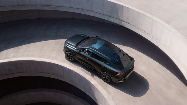 Renault представила ограниченную серию Rafale Hypnotic: вид сверху