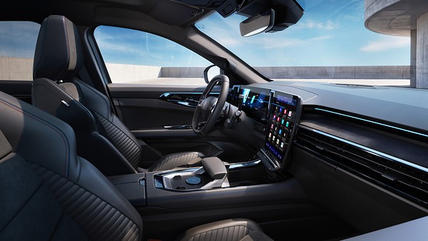 Renault представила ограниченную серию Rafale Hypnotic: передняя часть салона