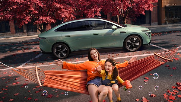 Nissan представила обновлённый N7: вид сбоку на городской улице