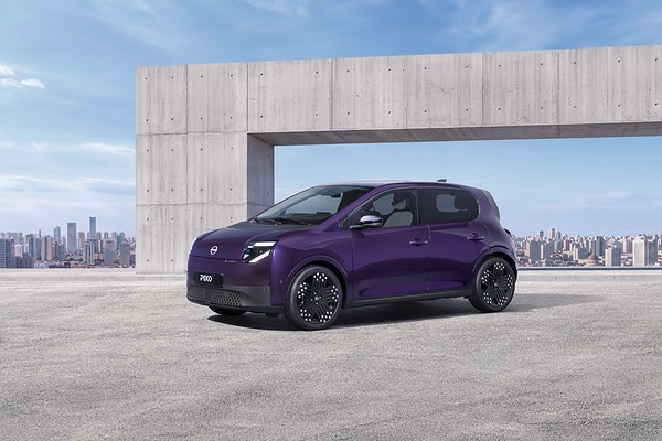 Nissan впервые показала новый электрический PIXO: вид спереди сбоку в городе