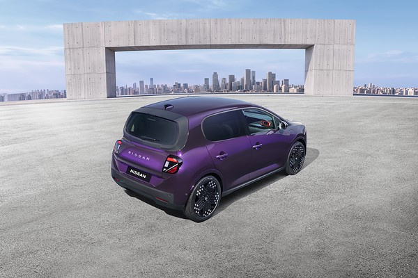 Nissan впервые показала новый электрический PIXO: вид сзади сбоку в городе